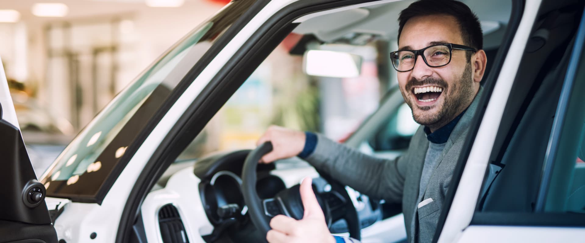 Kendi Ayakları Üzerinde Durmak için B Sınıfı Ehliyet Nasıl Alınır? | Hayallerine Giden Yol 1 Kendi Ayakları Üzerinde Durmak hedefine B Sınıfı Ehliyet ile ulaşan mutlu bir sürücü